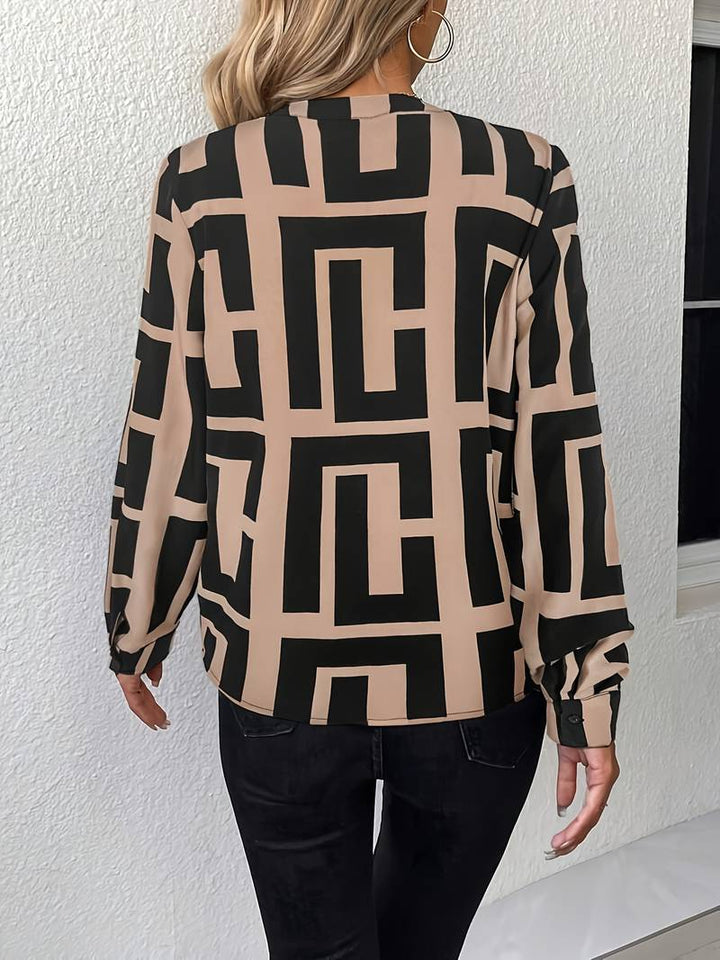 Tzipora – Elegant Langermet Bluse Med Geometrisk Mønster