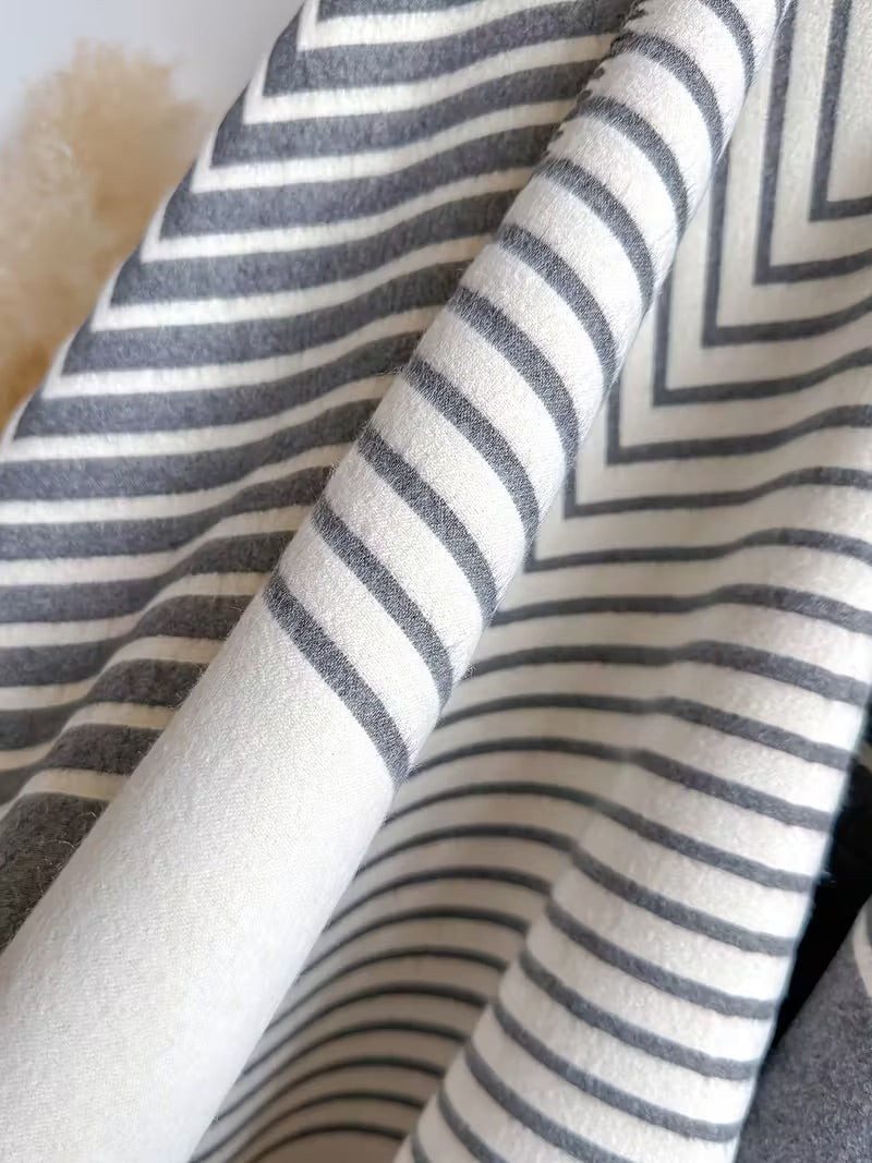 Taisija – Vendbart Stripete Jacquard Sjal i Imitert kashmir