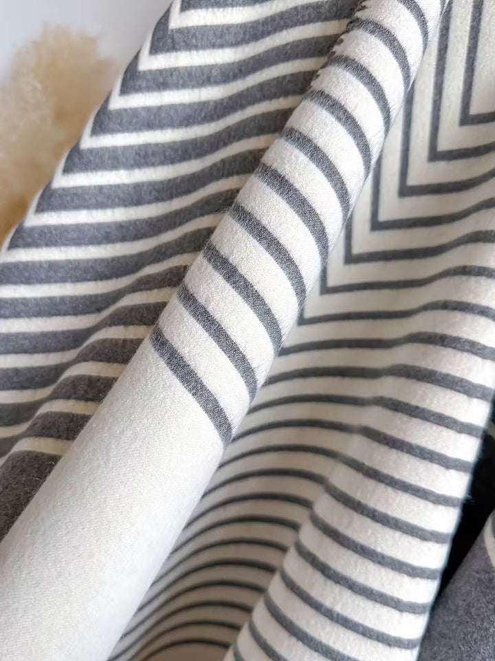 Taisija – Vendbart Stripete Jacquard Sjal i Imitert kashmir