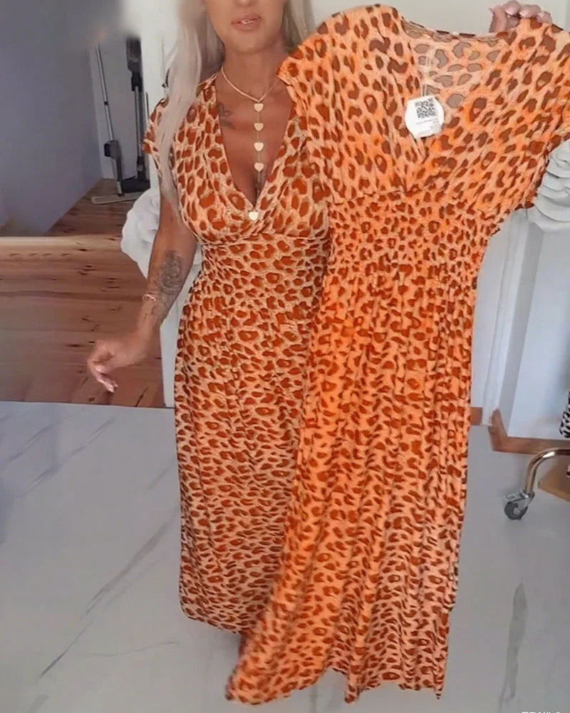 Erendira – Elegant Kjole Med V-Hals Og Leopardmønster