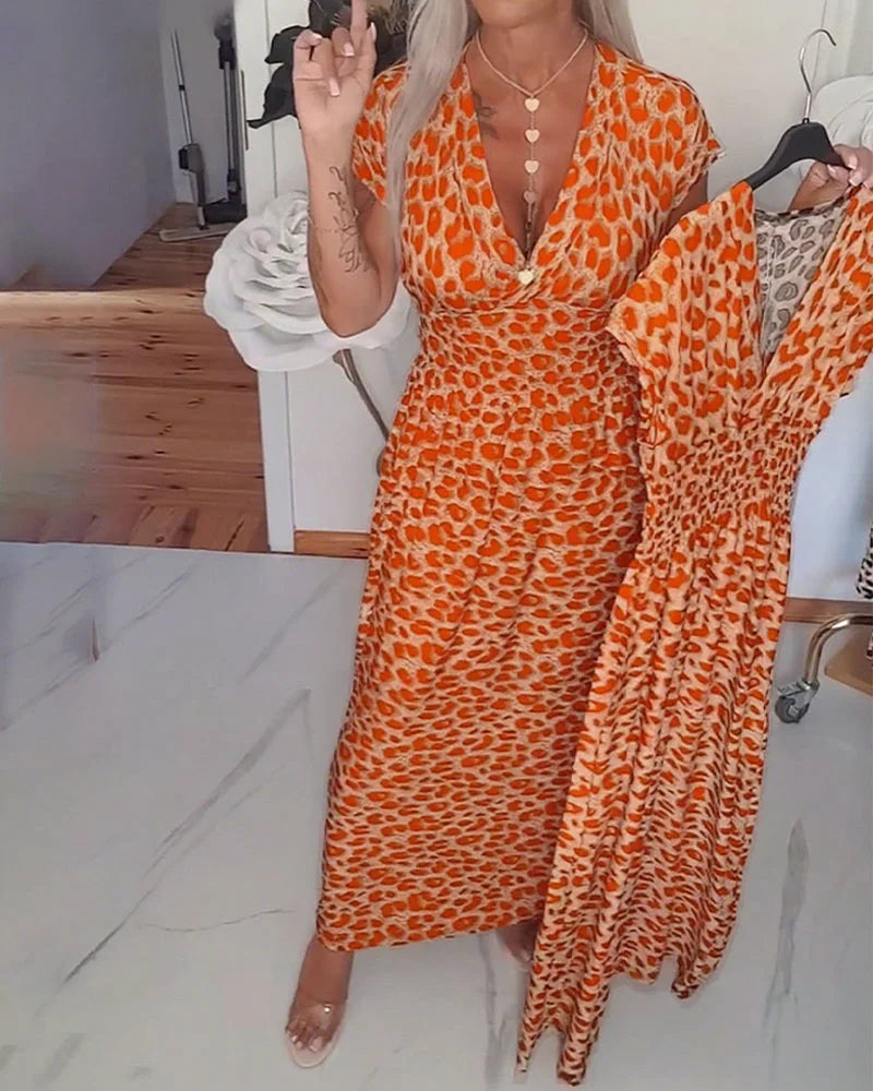 Erendira – Elegant Kjole Med V-Hals Og Leopardmønster
