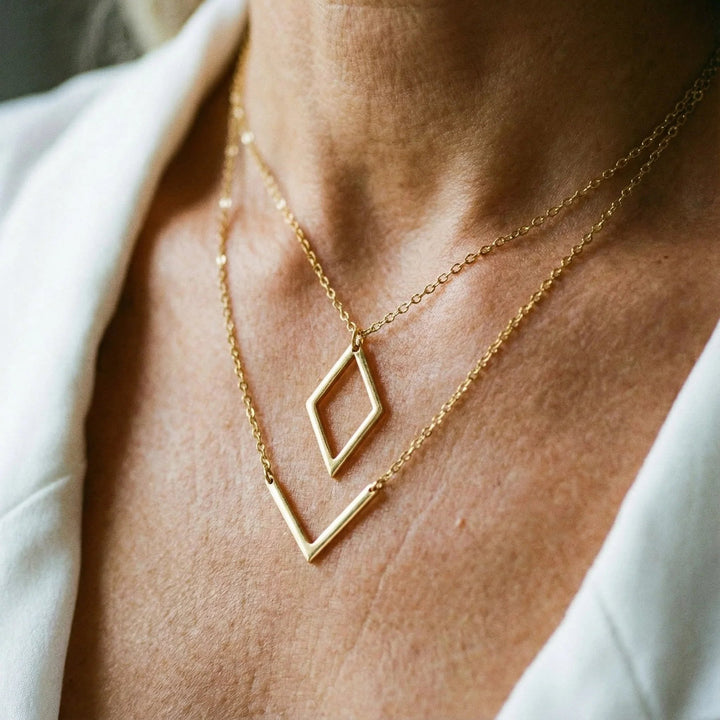 Yarabella – Elegant Halskjede med Geometrisk V-Formet Anheng