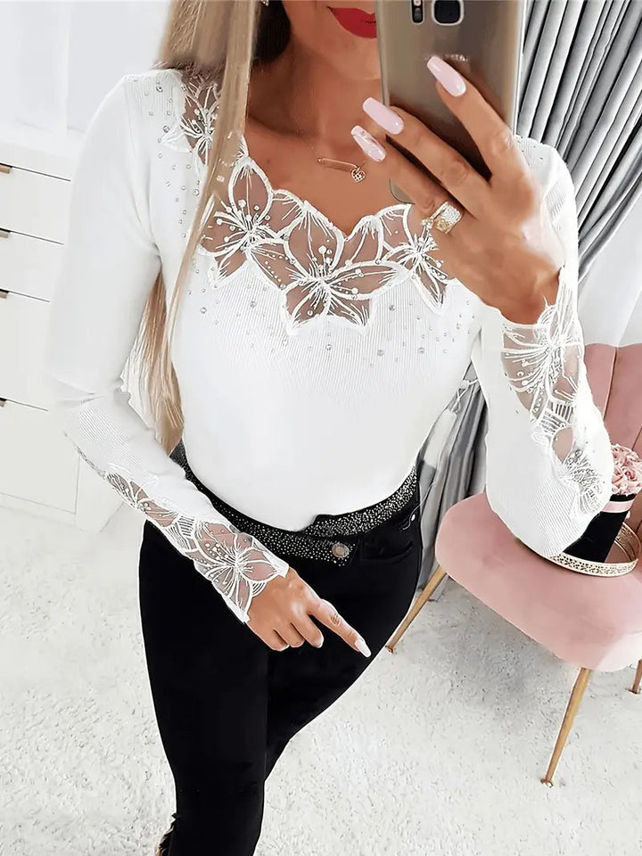 Nizara – Elegant Bluse med V-hals og Blonder
