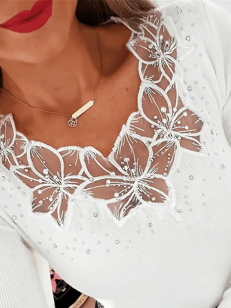 Nizara – Elegant Bluse med V-hals og Blonder