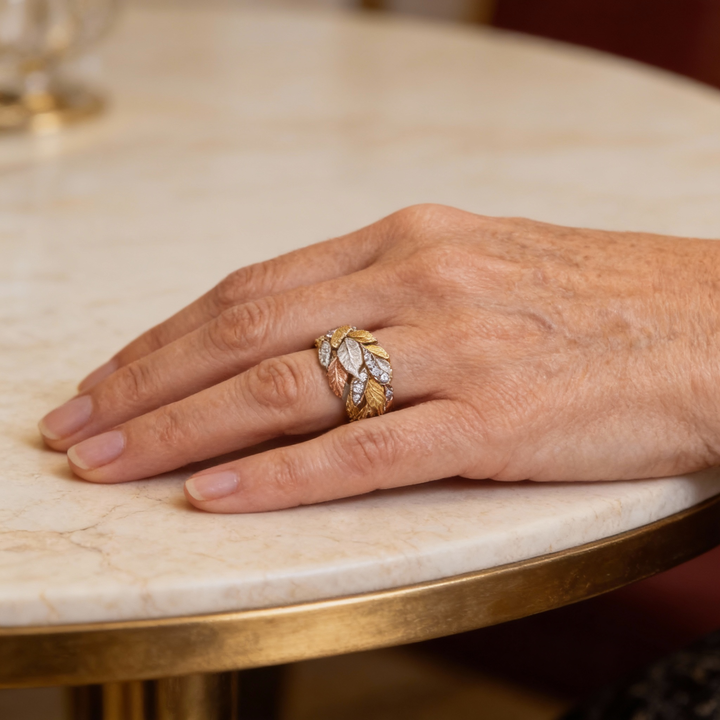 Yulee – Håndlaget Ring med Bladmønster