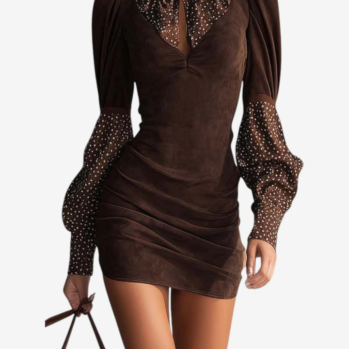 Hanneli - Minikjole Med Høy Hals og Kroppsnær Passform