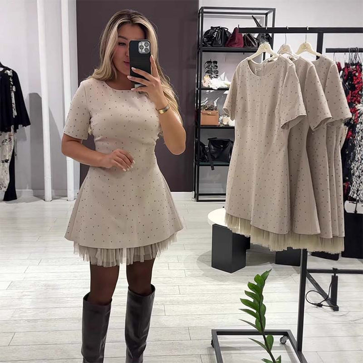 Fawnia – Glitrende Minikjole med Korte Ermer og Blonderkant