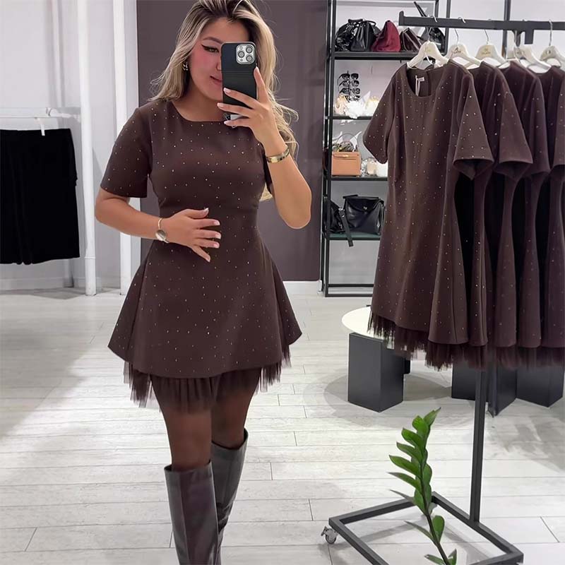 Fawnia – Glitrende Minikjole med Korte Ermer og Blonderkant