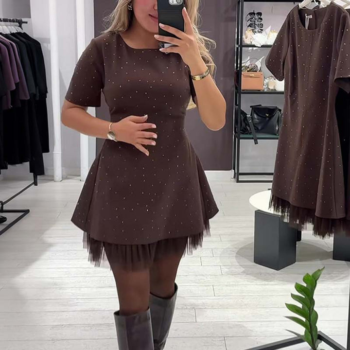 Fawnia – Glitrende Minikjole med Korte Ermer og Blonderkant