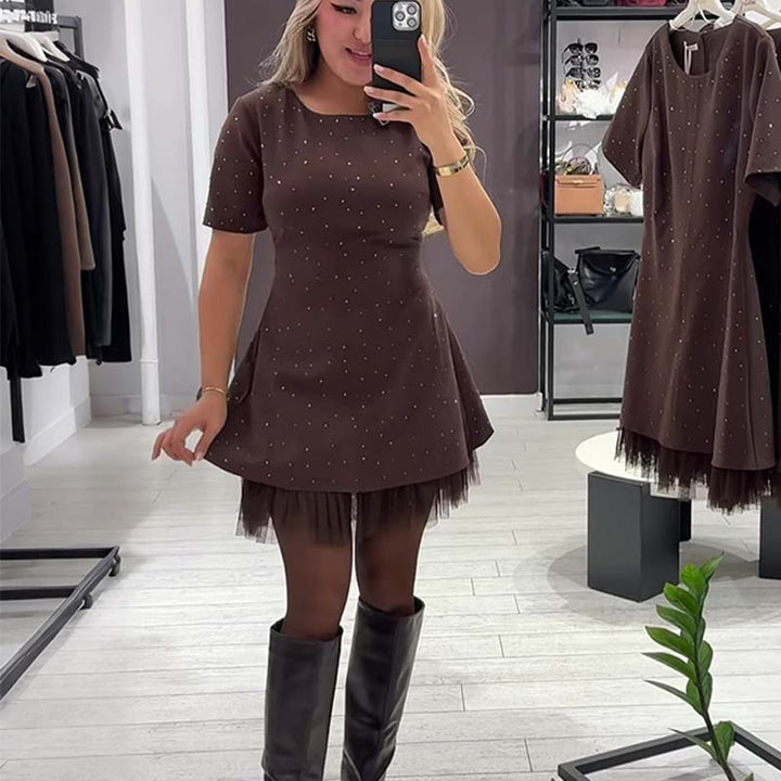 Fawnia – Glitrende Minikjole med Korte Ermer og Blonderkant